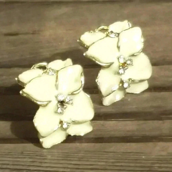 Winter White Glossy Enamel Tropical Flowers Austrian Crystal Gold Tone Earrings - Picture 1 of 8